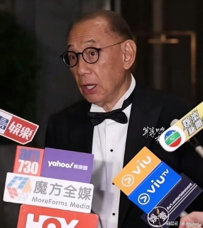 霆新生儿子10安士足金金牌！开元棋牌英皇老板杨受成赠陈伟(图3)